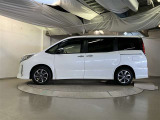 助手席側は電動スライドドアになってます。運転席やキーのリモコンで開閉できるので手が塞がっていても楽に積み降ろし出来ますよ。