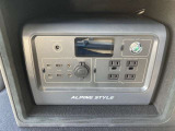 ALPINE STYLE製 ポータブル電源装備!車中泊やアウトドア、災害時にも役立つAC100V電源&USBポートを完備しています。