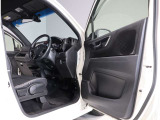 運転席・助手席ドアは開口範囲が広く、とても乗りやすいですよ!収納スペースもあります!