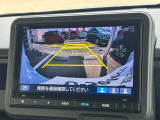 バック駐車が苦手な方や、初めてのお車で不安な方も安心。後方の映像をナビ画面に表示するため、周囲を確認しながらスムーズに駐車できます。