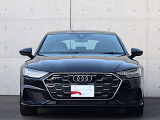 ●一目でAudiとわかる特徴的なシングルフレームグリル・LEDランプ。精悍なフロントマスクからAudiのスマートで上品なブランドを連想させてくれます。女性にも大変ご好評頂いております。