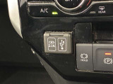 こちらのクルマはUSB接続コネクタも装備されています♪スマホの充電などにお使い下さい。ご旅行中での充電切れも、これなら心配いりませんね!