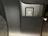 アクセサリーソケットはUSBのアダプターなどをつければ、スマホの充電にも使えます。