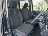 運転席まわりには十分なスペースがあり、大柄な方でもゆったり運転していただける環境です。