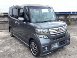自社整備工場で点検整備をおこなってからお渡ししています。車検が残っている場合は『12ヶ月点検整備』を、車検整備付きの場合は『車検整備』をおこないます。整備費用は車両本体価格に含まれています。