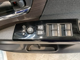 電動格納式リモコンドアミラーと、パワーウィンドウスイッチ等は運転席ドアにあります。