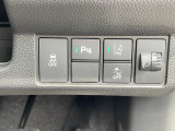 運転席右側にパーキングセンサーのスイッチや路外逸脱抑制システムのスイッチ等がついています。