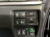 運転席の右側、手の届きやすい位置にパーキングブレーキやスライドドアの開閉スイッチ等があります。
