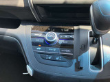 すっきりした運転席周りにはナビやエアコンの操作パネルを設置しておりますので、お一人での運転でもご安心できます。