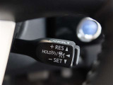 アダプティブクルーズコントロール機能付きです。走行中に先行車の様子を検知しながら、設定した車速の範囲内で先行車との距離のキープを支援します。詳細は販売店スタッフまでおたずねください。