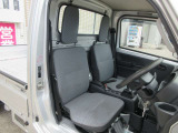 中古車販売における数多くの法令やルールを正しく理解し、遵守していることはもちろん、徹底した「お客様目線」での対応に関しての教育研修を修了しており、お客様へ安心と信頼の中古車選びのサポートをします。