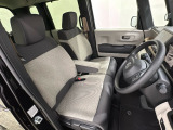 座面も厚みがあり背もたれも高く、広い足元にゆったり座れるシートです。運転席と助手席の間が空いている為、助手席側への移動がスムーズです。交通量の多い道でも助手席側から乗り降りができます。