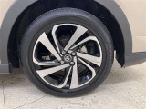純正アルミホイール付きです。タイヤサイズは195/60R17になります。
