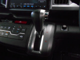 インパネシフトだから視線の移動も少なく足元もスッキリ。運転席もゆったりしているのでゆとりを持ってドライブできますね。