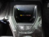 対応スマホを置くだけで、ワイヤレスで充電可能です。駐車をアシストする「アドバンストパーク」を装備しています。