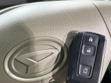 【キーフリーシステム】カバンやポケットに入れたままでもドアの施錠・解錠が可能なスマートキーを装備。エンジンのオン・オフ時もカギを取り出す必要が無いからとっても便利です♪