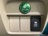 VSA装備車です。VSAはドライバーの操作と車の動きを見守っています。もし車の挙動が乱れたとき、4輪別々にブレーキをかけたり、エンジンパワーをしぼることによって車を安定させます。