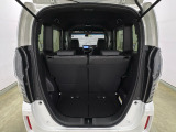 開口部も広く荷物の積み下ろしもしやすいお車となっております。シートの背もたれは5:5の割合で背もたれを可倒でき、前後のシートスライドもできるので荷室をひろげることができます。
