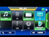 日産純正メモリーナビゲーションです♪目的地まで案内するナビゲーション機能の他にフルセグ画質で楽しめるTVやBluetooth Audio☆CD再生など多彩な機能が満載で運転を快適にサポートしてくれます☆