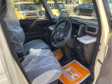 毎日過ごす運転席は要チェック。シートのへたり・擦れ、視界のイメージまで伝わる重要ポイント。