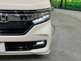 【LEDヘッドライト】悪天候や夜間走行時も良好な視界を確保し安心して運転できる高輝度LEDヘッドライトを装備!点灯速度が早く、消費電力も抑えられています。
