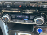 すっきりした運転席周りにはナビやエアコンの操作パネルを設置しておりますので、お一人での運転でもご安心できます。