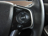 ハンドル右側にはクルーズコントロールのスイッチが装備され、運転中の操作も安心して行えます。