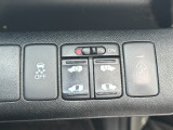 両側電動スライドドアです。リモコンや運転席スイッチ、ドアハンドルの操作で自動開閉。お子さまを抱きかかえている時や荷物の多い時などに便利です。