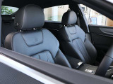 クオリティの高いシートを採用するのは、Audiのクルマづくりの哲学のひとつです。特に座り心地が重要です。体の大きなドイツ人が座っても頑丈な耐久性があります。。しかも肌触りも良く高級家具のようです。