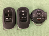 スマートキーを装備しています。鍵を差し込むことなくドアロックの開け閉めと、スタートボタン操作でのエンジンスタートができます。加えて、純正リモコンエンジンスターター用の操作キーもついています。