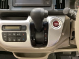 CVT車のセレクトレバーです。低速から高速まで、変速ショックのないスムーズな走りを実現するとともに、エンジン効率のよい領域を維持することで燃費にも貢献します。