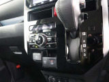 シフトパターンです。電気式のパーキングブレーキを採用してます。また車種・グレードによっては走行モードも変える事も!