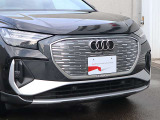 ●一目でAudiとわかる特徴的なシングルフレームグリル・LEDランプ。精悍なフロントマスクからAudiのスマートで上品なブランドを連想させてくれます。女性にも大変ご好評頂いております。
