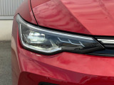 LEDマトリックスヘッドライト「IQ.LIGHT」。対向車や先行車を検知し、LEDを個別制御。まぶしさを抑えながら、夜間の視界をしっかり確保します。