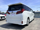 フロントバンパー・車両サイド下部・左リヤドア部へキズ、凹みのある車両となります。写真を掲載しておりますので併せてご確認ください。