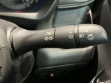 車外の明るさに応じでライトを点灯、消灯してくれるオートライト機能です☆お天気の良い昼間のトンネル走行などオートにしてると便利で安心です☆エンジン停止時にライトの消し忘れも無くなります☆