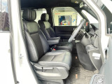 体を包み込む形のシートなので、長時間運転しても疲れません。