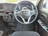 【運転席インテリアデザイン】左右対称のインテリアデザインでドライバーを包み込み運転に集中できるように設計されています。
