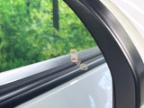 【ブラインドスポットインフォメーション】走行中、ドアミラーの死角になりやすい箇所に後続車が接近するとサイドミラー付近に警告を表示、ドライバーに注意喚起をしてくれます。