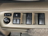 パワーウィンドのスイッチです。運転席に座りながら、助手席や後席の窓を開け閉めできるので大変便利ですよ。