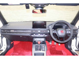 操作性に優れた運転席となります!小物入れや各ボタンの配置にこだわり、使いやすいです!座り心地もよく視認性も良好なのでロングドライブもお任せ下さい!