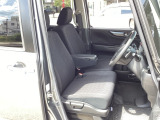 自社整備工場で点検整備をおこなってからお渡ししています。車検が残っている場合は『12ヶ月点検整備』を、車検整備付きの場合は『車検整備』をおこないます。整備費用は車両本体価格に含まれています。