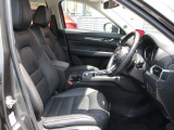 正しい姿勢で運転できるように体幹の腰部をしっかりささえるようデザインされているシートです。素材、シート形状を研究することでフィット感を高めつつ、優れた快適性を実現しています。