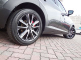 車のデザインにマッチした、純正アルミホイール。