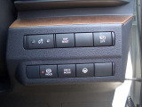 運転席の右下に各種スイッチがまとめられています。