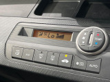 【オートエアコン】一度お好みの温度に設定すれば、車内の温度を検知し風量や温度を自動で調整。暑い&hellip;寒い&hellip;と何度もスイッチ操作をする必要はありません。快適な車内空間には必須の機能ですね♪