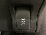 VSA装備車です。VSAはドライバーの操作と車の動きを見守っています。もし車の挙動が乱れたとき、4輪別々にブレーキをかけたり、エンジンパワーをしぼることによって車を安定させます。