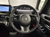 ハンドルにHondaセンシング系のクルーズコントロールやレーンキープアシストなどのスイッチと、オーディオの操作スイッチが装備されています。ハンドルから手を離さず安全に操作できます。