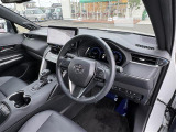 【運転席】座り心地が良いシートなので長時間の運転でも快適にお過ごしいただけます。新品のフロアマットのご注文も可能です。掲載箇所以外にご希望の写真がございましたらお気軽にお問い合わせ下さい。