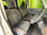 運転席まわりには十分なスペースがあり、大柄な方でもゆったり運転していただける環境です。